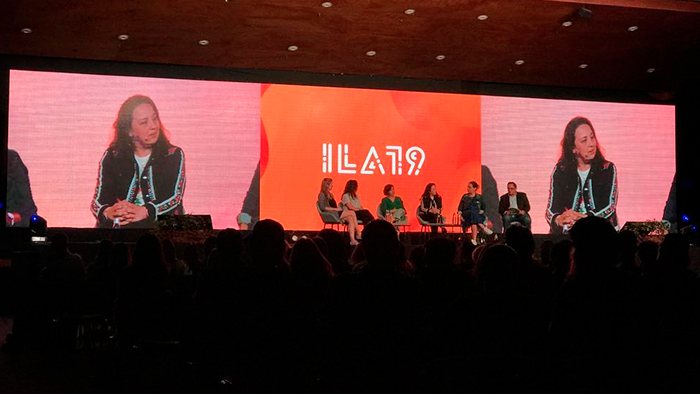 Foto del escenario del panel de Liderazgo en Diseño de ILA 2019