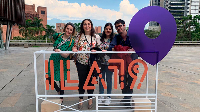 Foto de la  delegación de la Dirección Digital UC que estuvo en ILA 2019: Ana Yañez, Claudia Gutiérrez, Francisca Hornig y Alejandro Figueroa